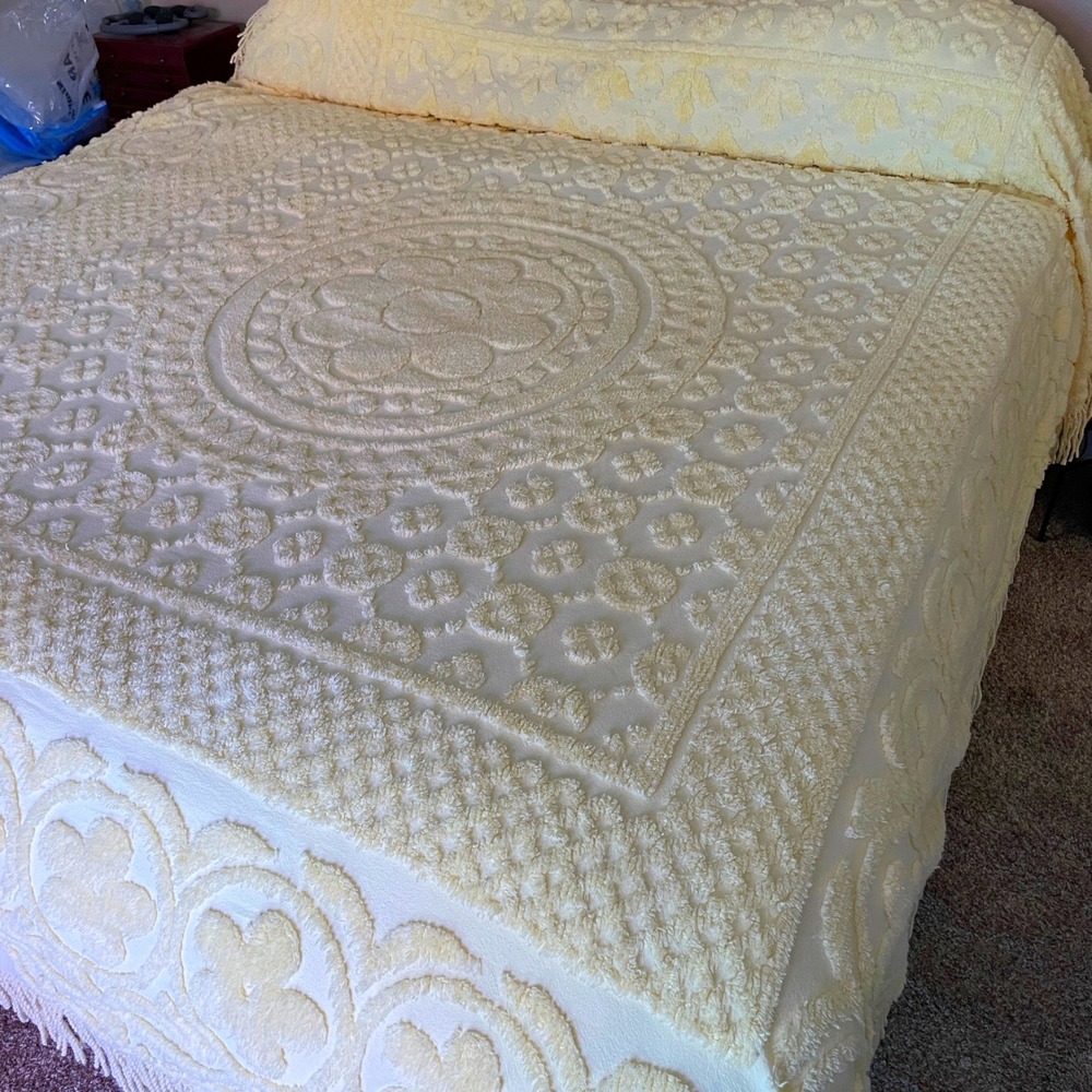 Chenille Medallion Bedspread Size Full Double Butter Yellow Tufted Cotton Fringe